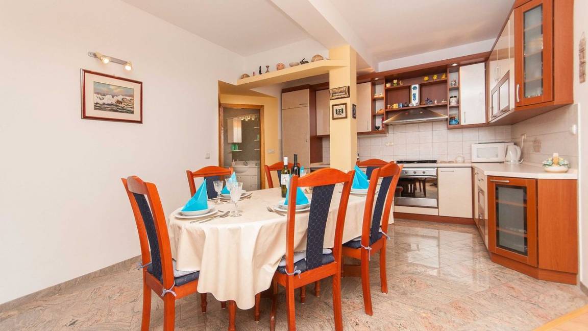 95 M² Appartement ∙ 3 Chambres ∙ 8 Personnes - Dugi Rat