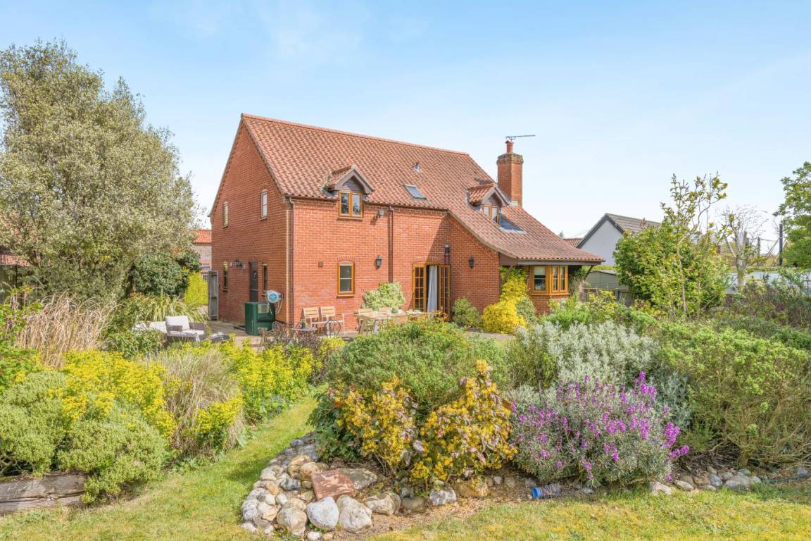 Cottage ∙ 4 Bedrooms ∙ 8 Guests - Holt