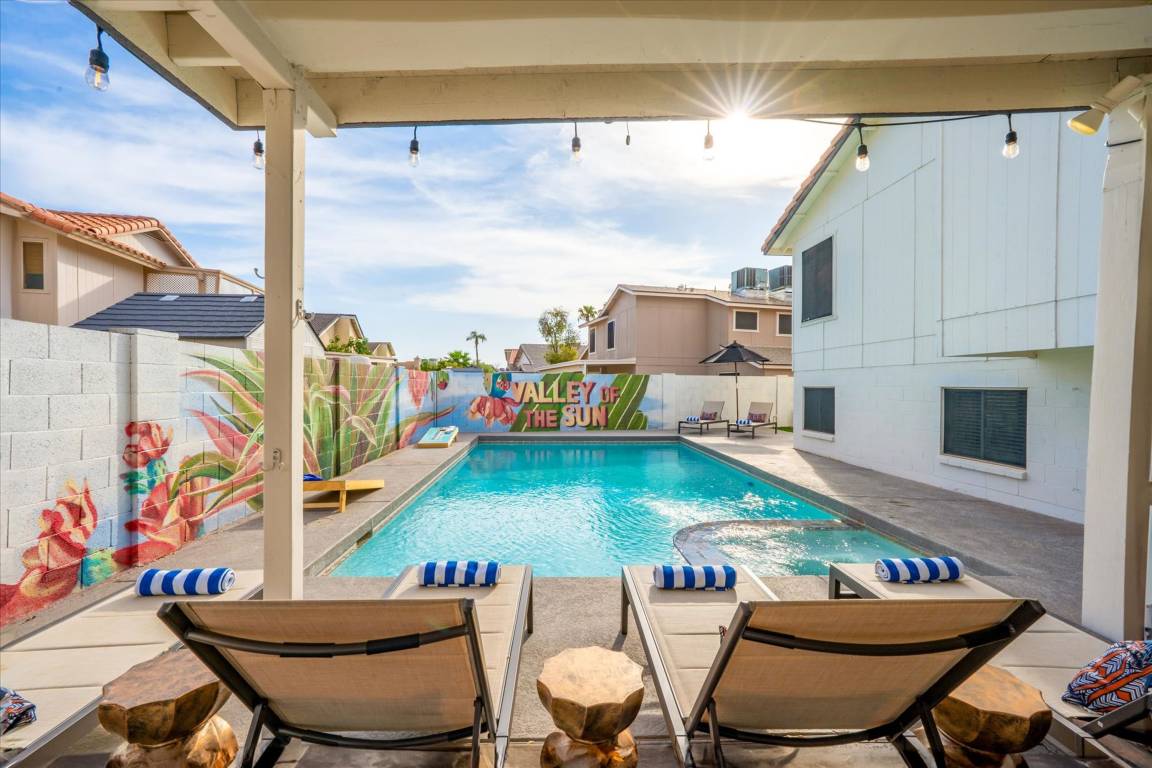 Apartment ∙ 6 Bedrooms ∙ 20 Guests - Glendale, AZ
