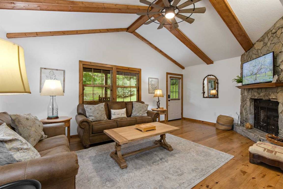 147 M² Cabin ∙ 2 Bedrooms ∙ 6 Guests - Blowing Rock, NC