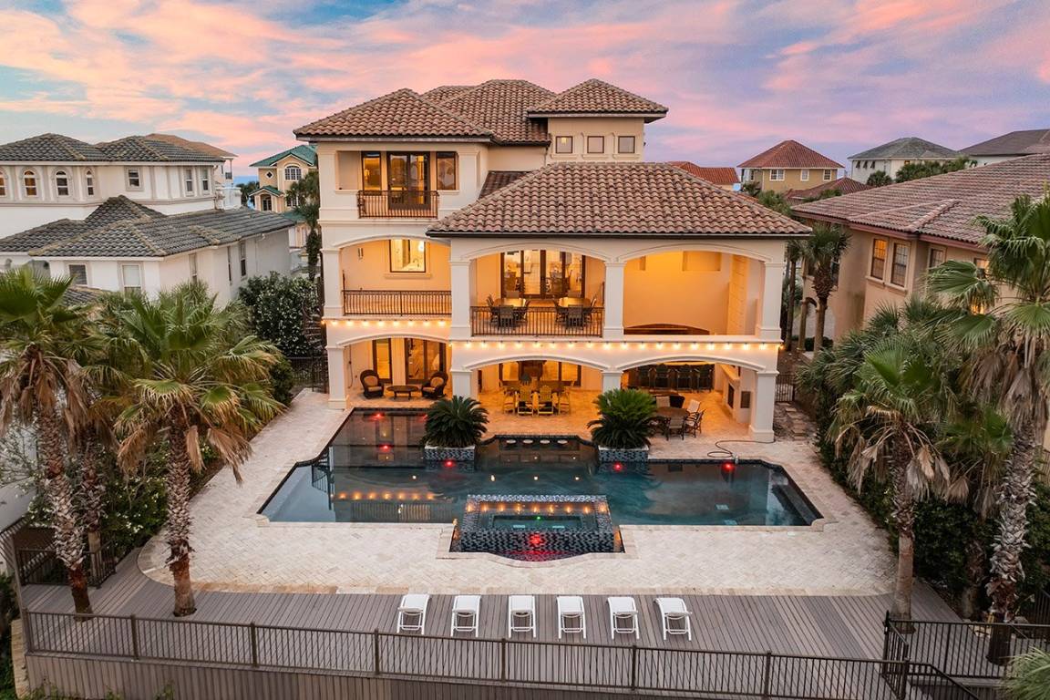 603 M² House ∙ 8 Bedrooms ∙ 28 Guests