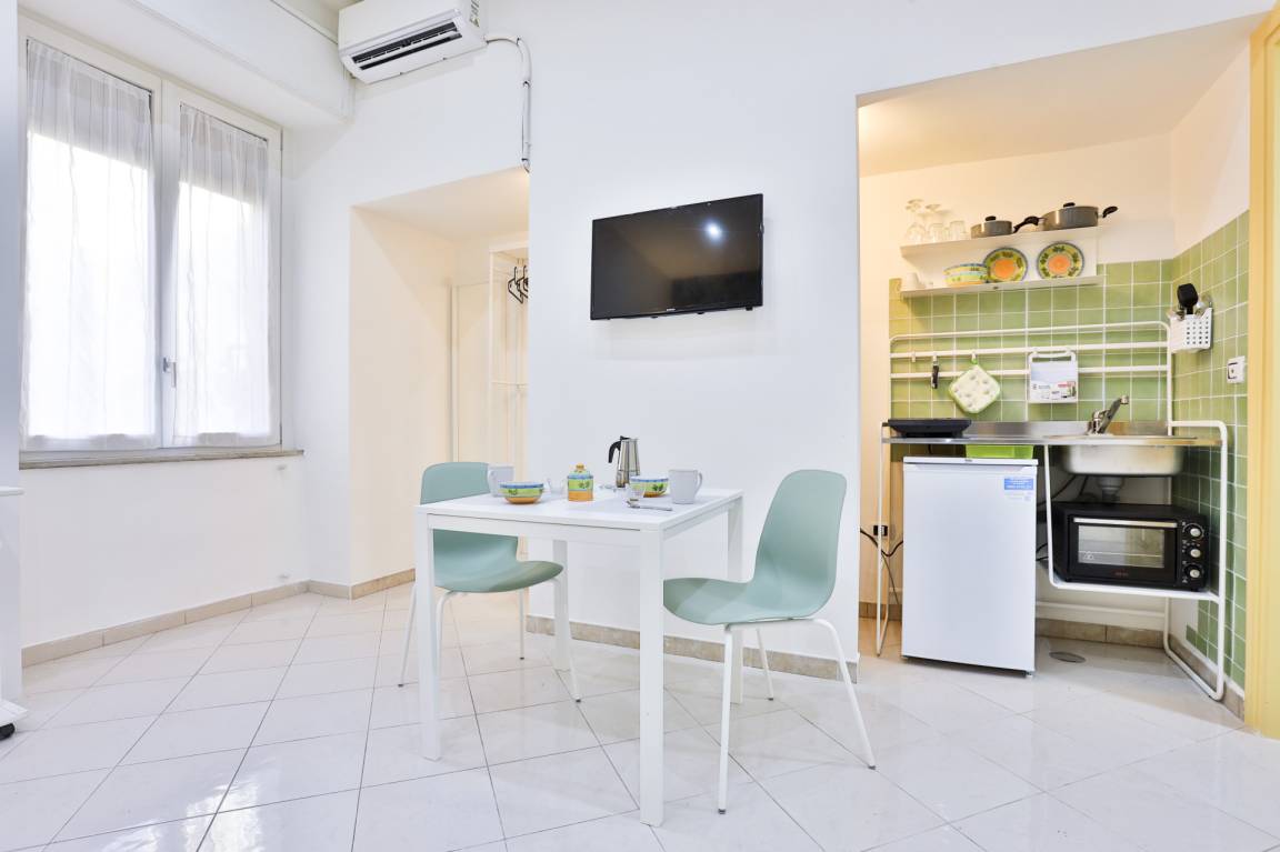 GuestHost - Track Station Studio Apartment - with Netflix