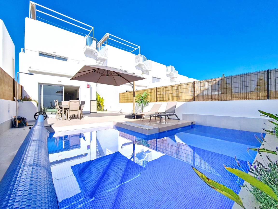 99 M² Villa ∙ 3 Habitaciones ∙ 6 Huéspedes - Los Alcázares