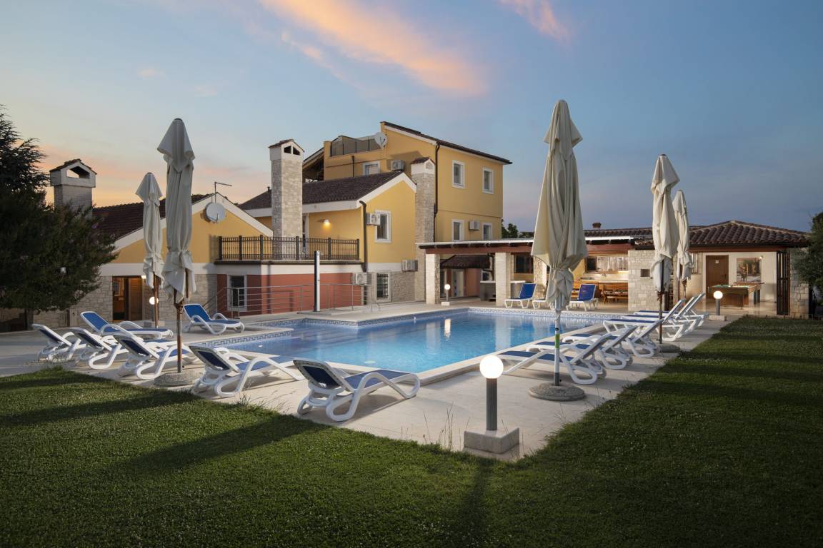 370 M² Villa ∙ 7 Bedrooms ∙ 16 Guests - Banjole