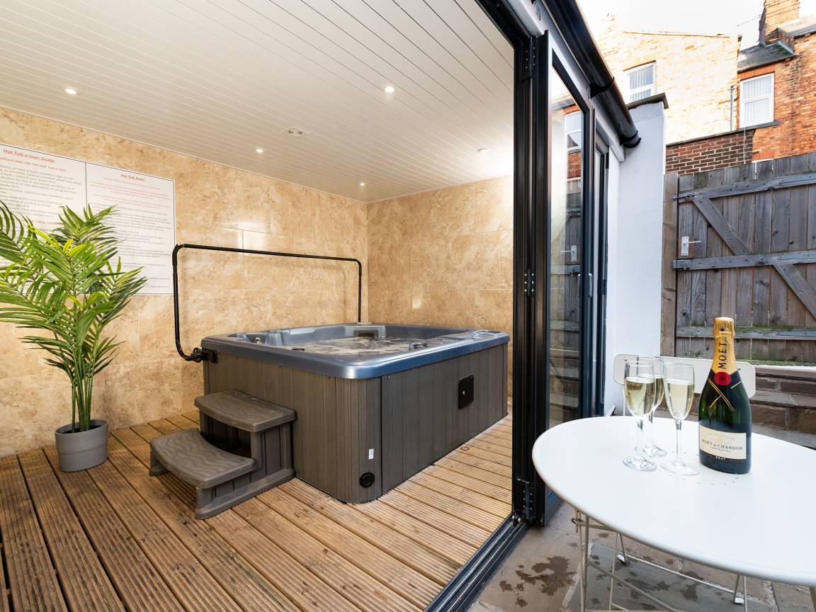 Cottage ∙ 6 Bedrooms ∙ 12 Guests - Scarborough