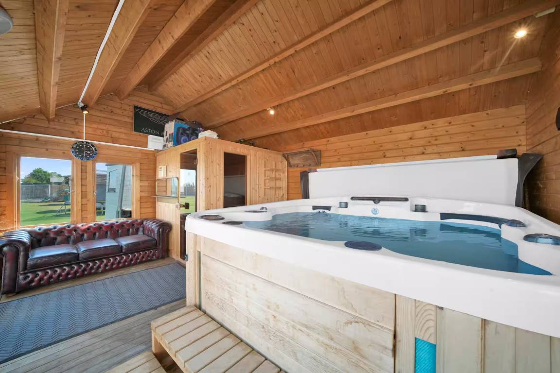 85 M² House ∙ 6 Bedrooms ∙ 12 Guests - Brentwood