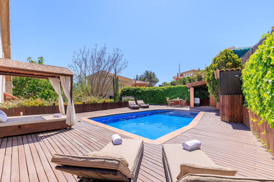 260 M² Villa ∙ 8 Habitaciones ∙ 18 Huéspedes - Tarragona