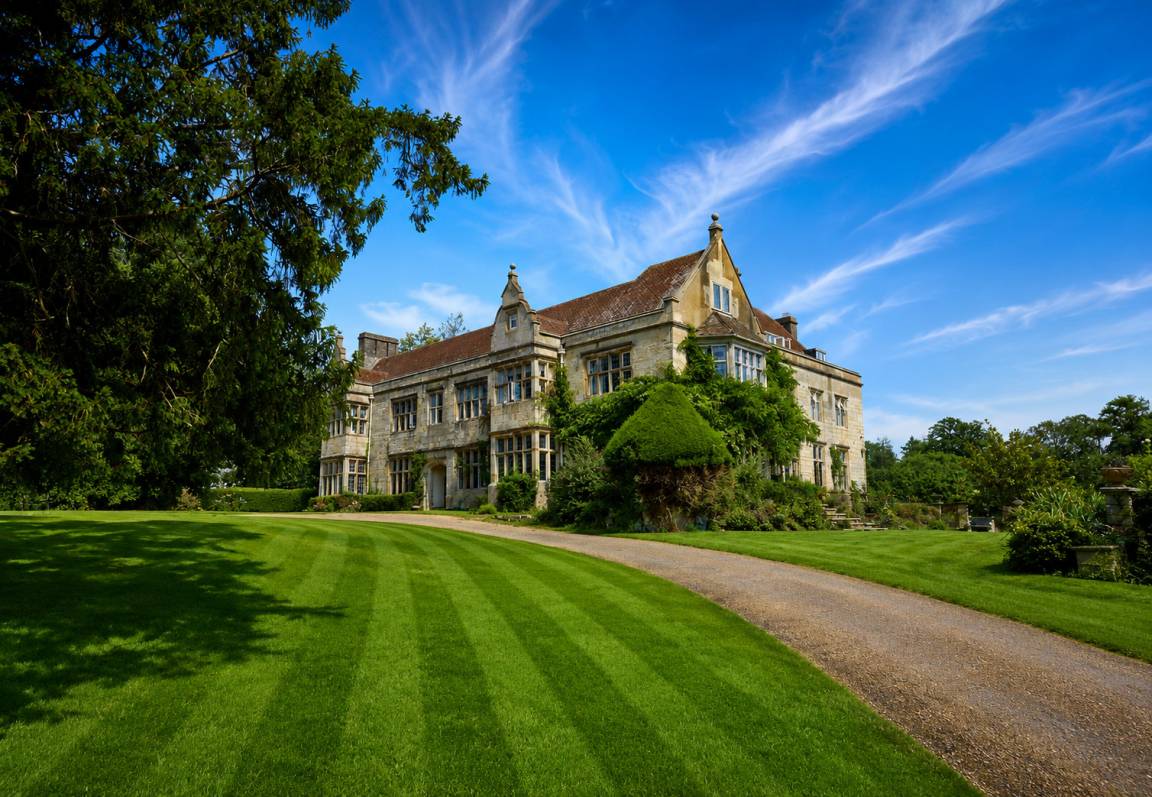 450 M² House ∙ 11 Bedrooms ∙ 21 Guests - Battle