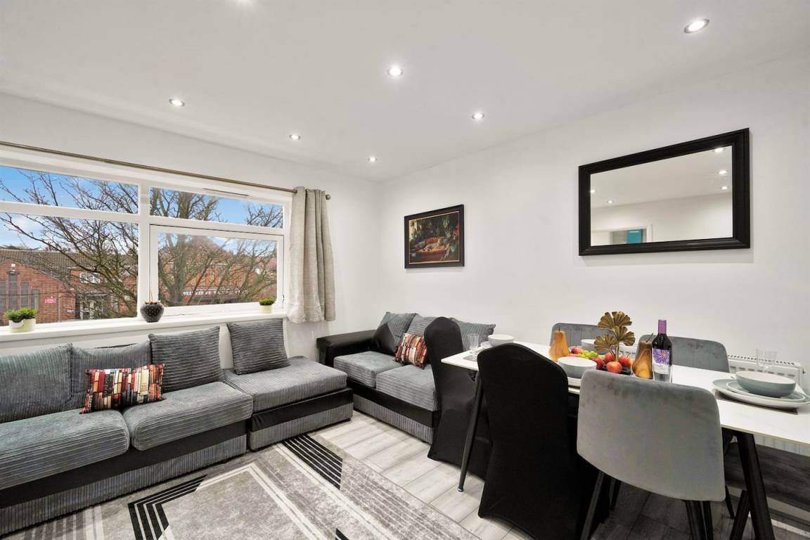 81 M² House ∙ 4 Bedrooms ∙ 9 Guests - Dagenham