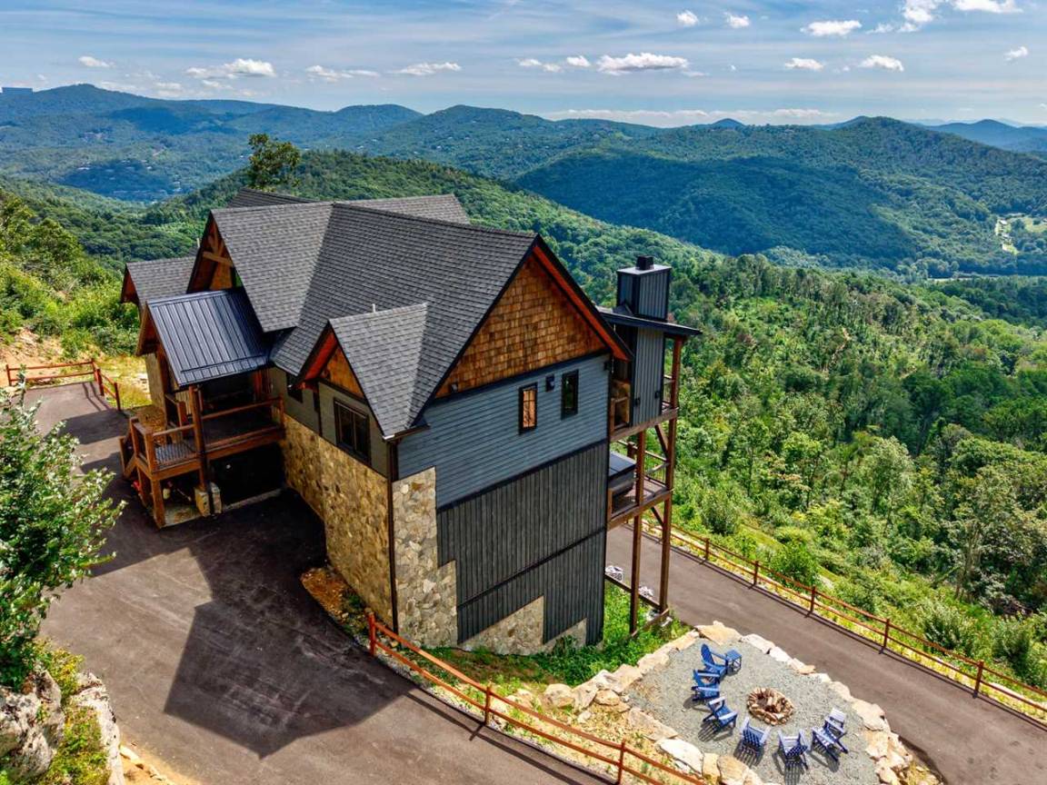 Cabin ∙ 4 Bedrooms ∙ 13 Guests - Banner Elk, NC