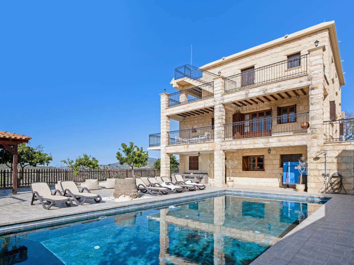 400 M² Villa ∙ 8 Bedrooms ∙ 20 Guests - Cyprus