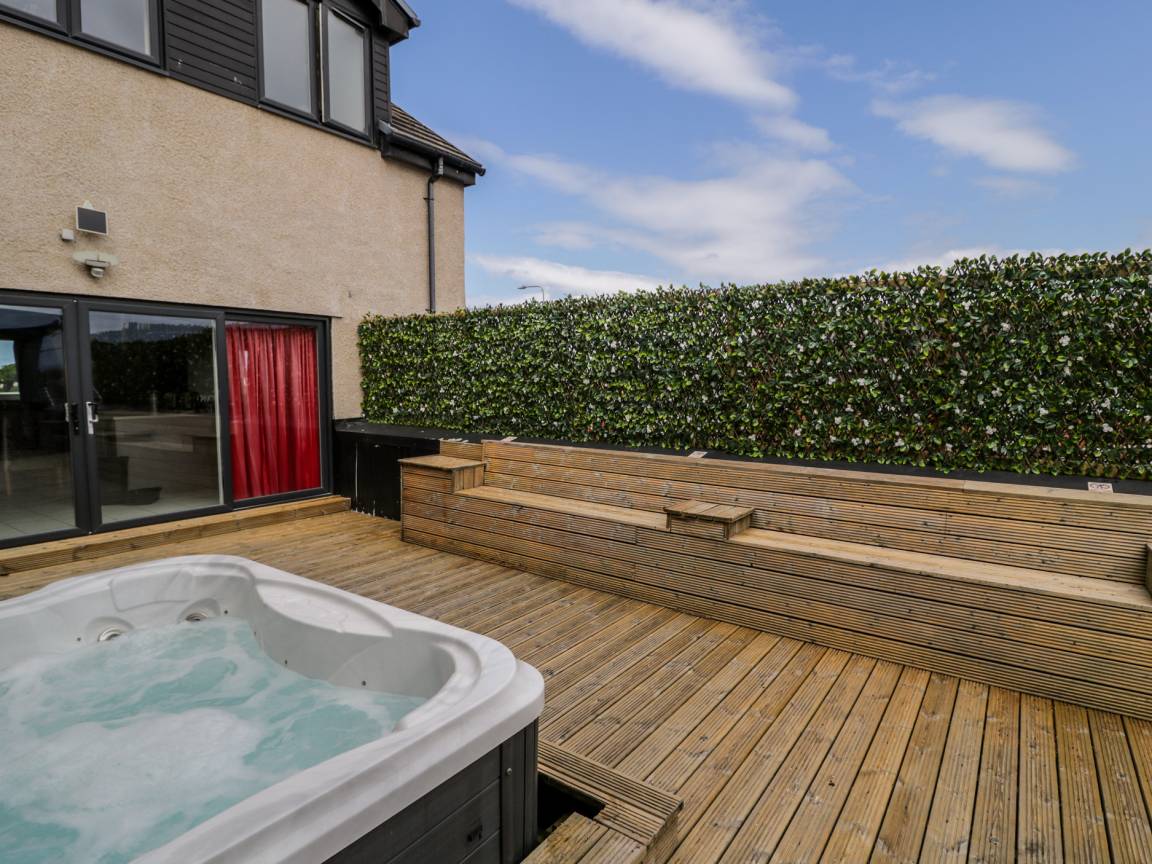 Cottage ∙ 6 Bedrooms ∙ 16 Guests - Rhyl