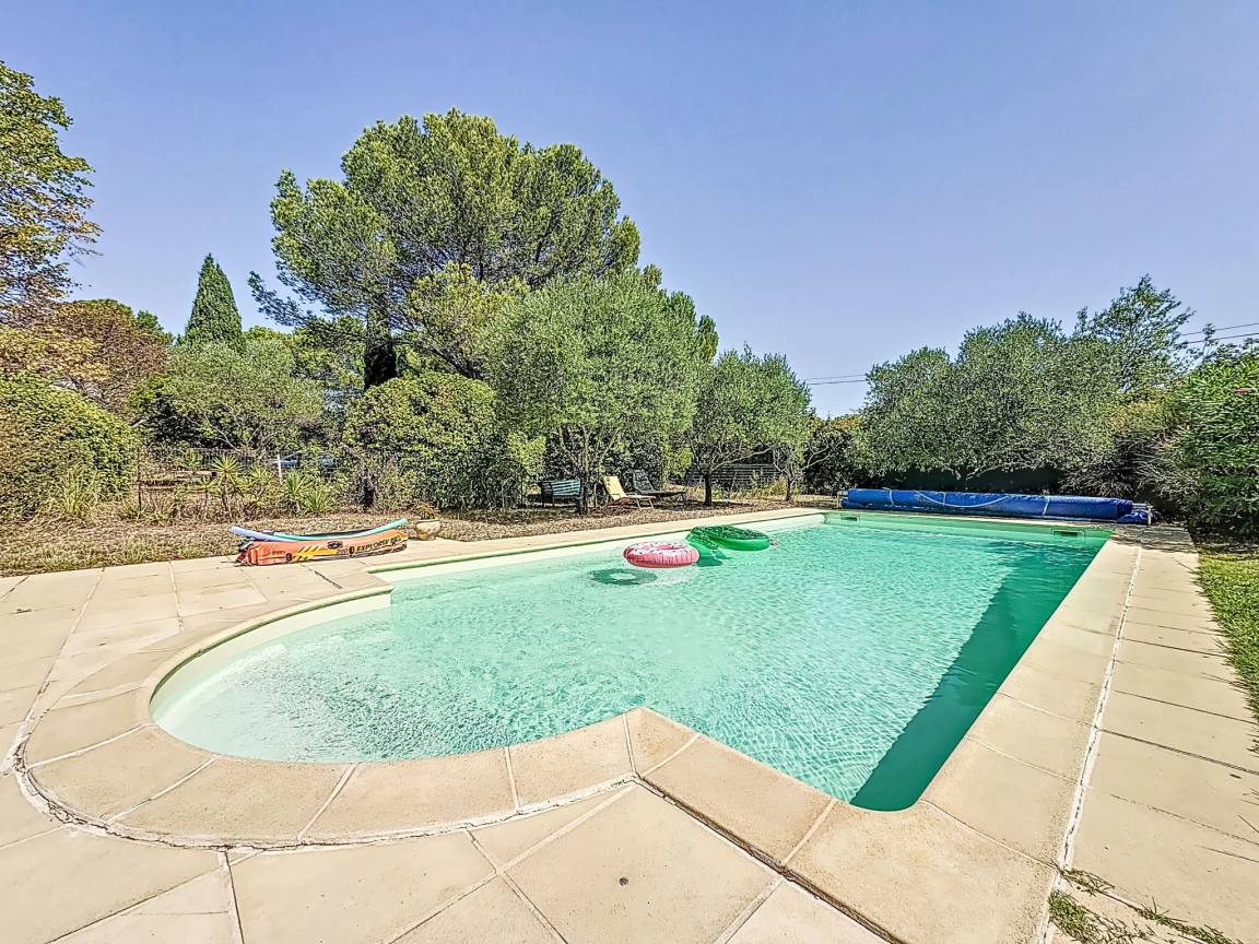 177 M² Ferienhaus ∙ 5 Schlafzimmer ∙ 12 Gäste - Nîmes