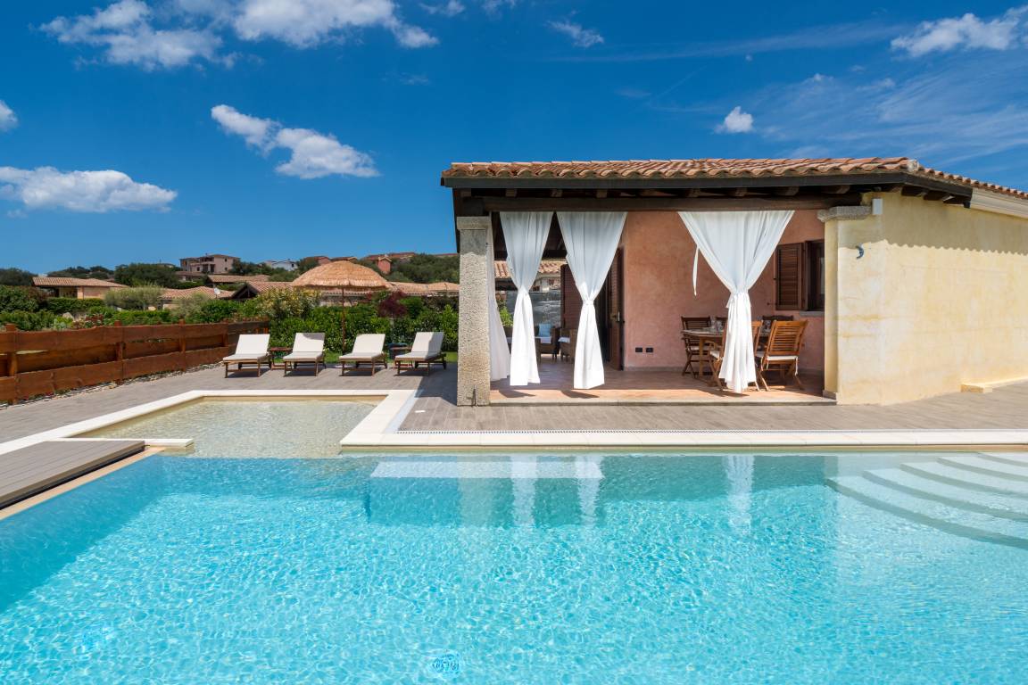 Casa a Budoni con terrazza, barbecue e piscina