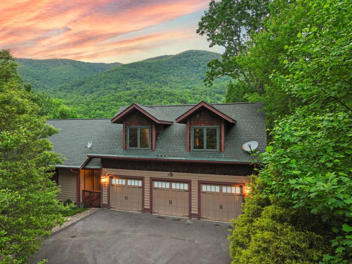 Apartment ∙ 6 Bedrooms ∙ 13 Guests - Black Mountain, NC