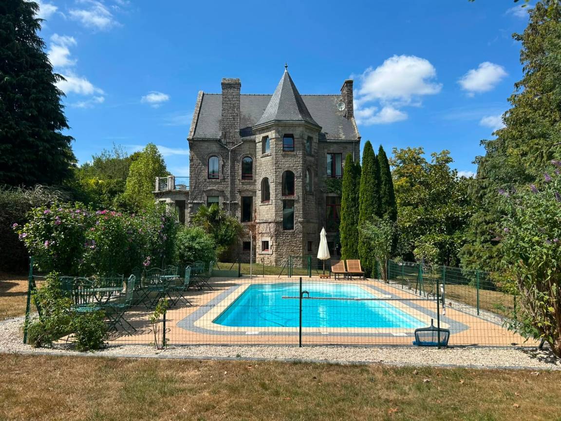 295 M² Finca ∙ 10 Bedrooms ∙ 18 Guests - Brittany