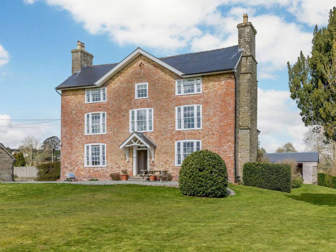 Cottage ∙ 8 Bedrooms ∙ 16 Guests - England