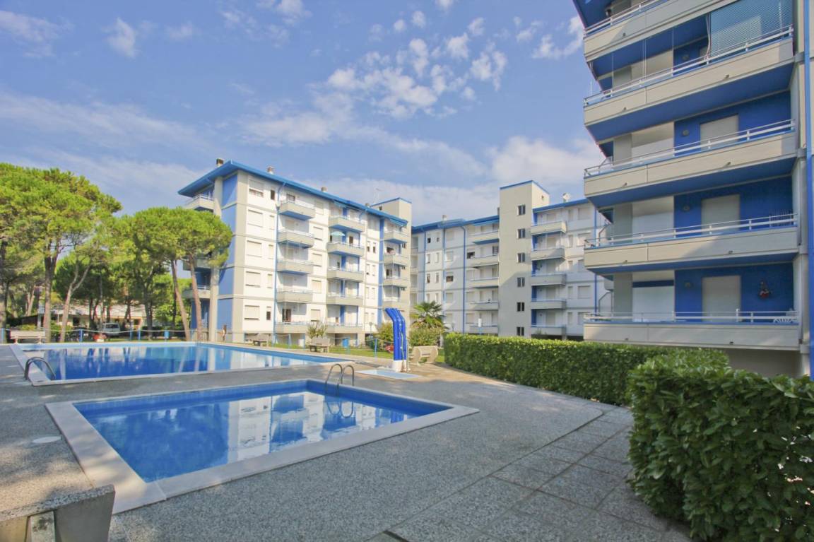 Appartamento a Lignano Pineta con terrazza, piscina e giardino