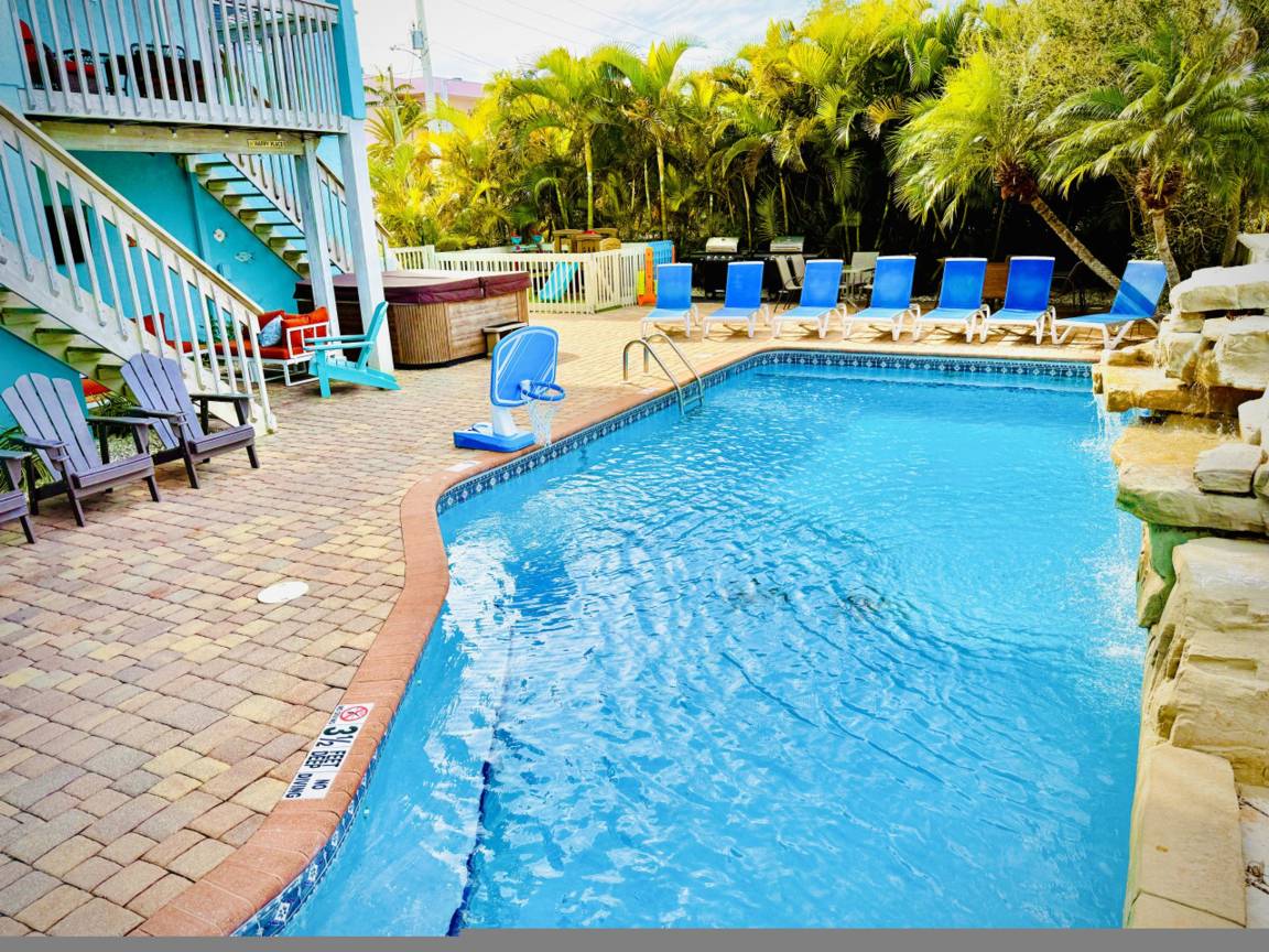 557 M² Apartment ∙ 10 Bedrooms ∙ 24 Guests - Holmes Beach, FL
