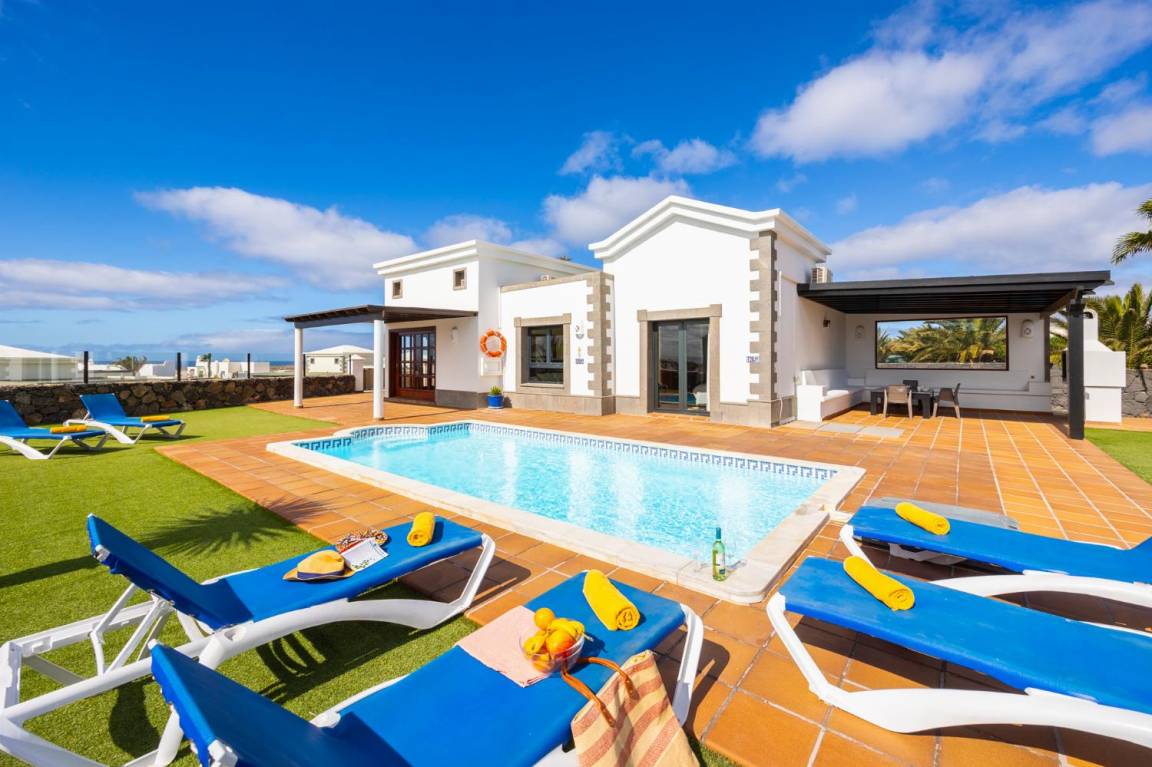 200 M² Villa ∙ 3 Bedrooms ∙ 6 Guests - Playa Blanca