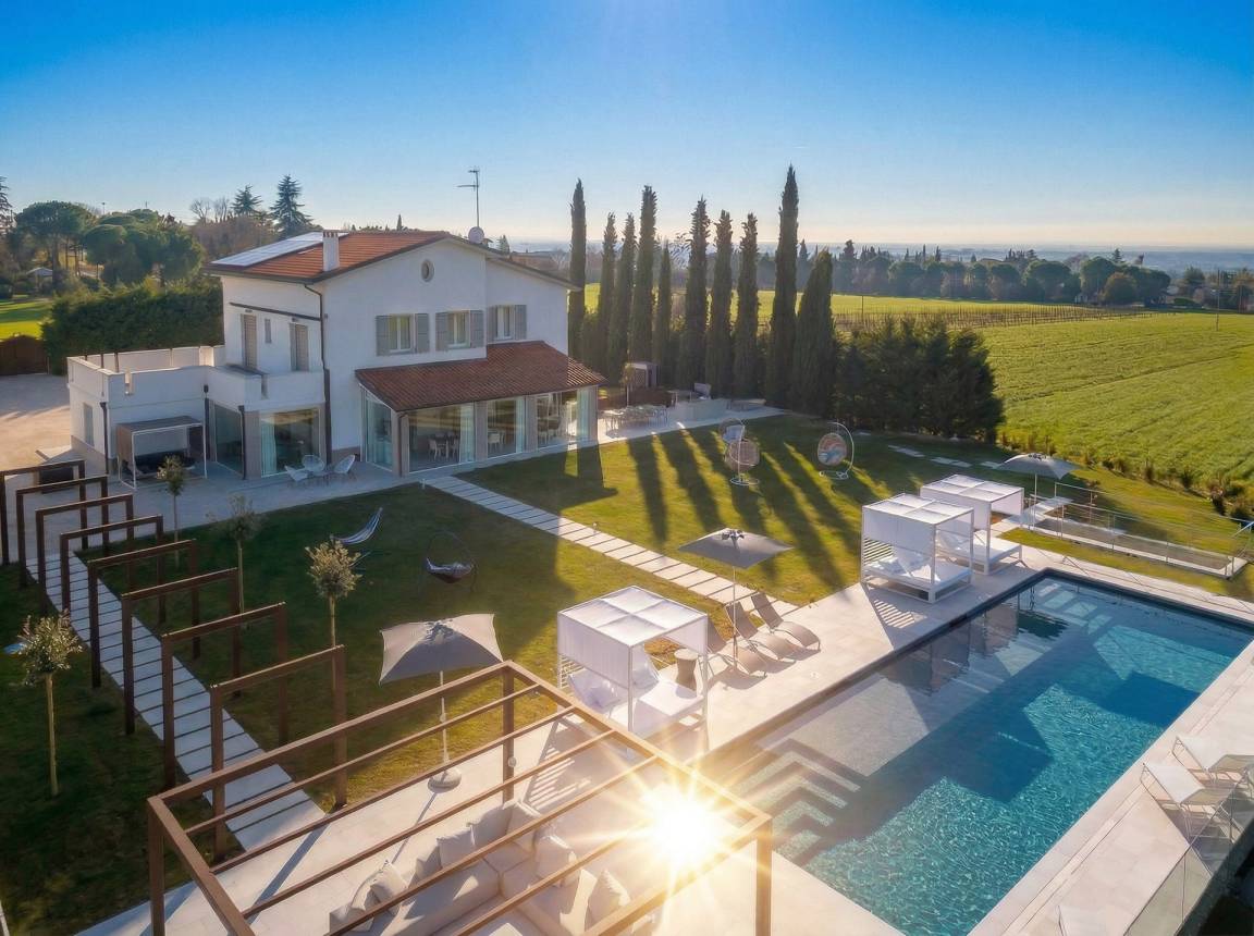 450 M² Villa ∙ 6 Bedrooms ∙ 14 Guests - Imola