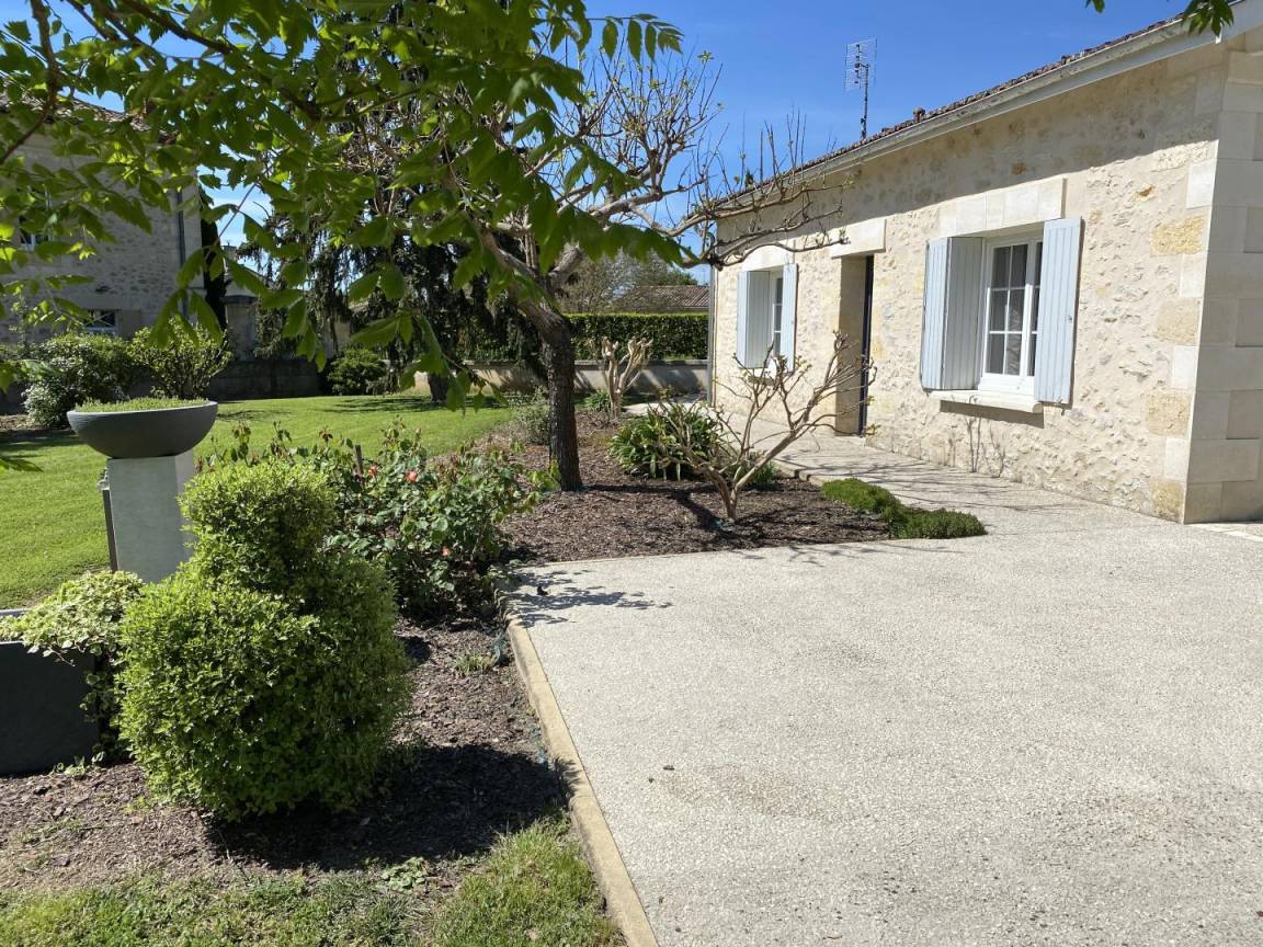 100 M² Gîte ∙ 2 Chambres ∙ 4 Personnes - Blaye