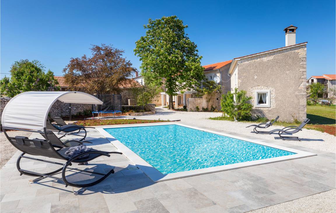 250 M² House ∙ 6 Bedrooms ∙ 11 Guests - Bale