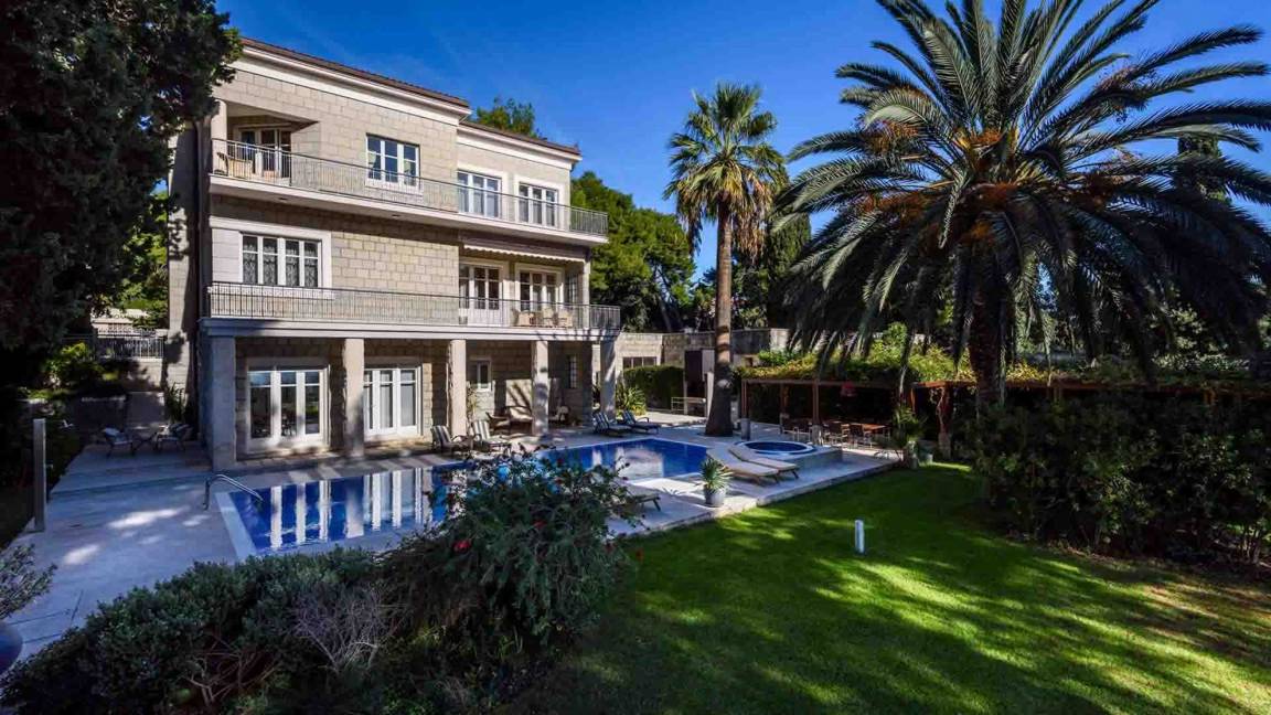 550 M² Villa ∙ 5 Bedrooms ∙ 10 Guests - Split