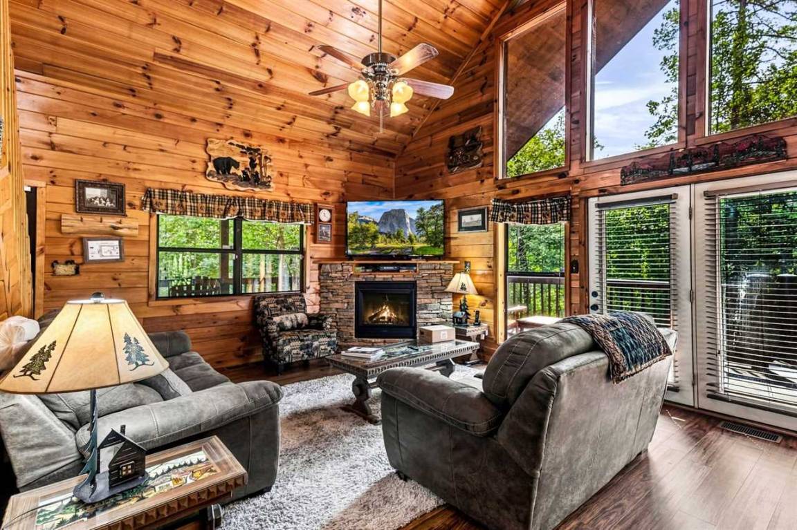 146 M² Cabin ∙ 2 Bedrooms ∙ 10 Guests - Gatlinburg, TN