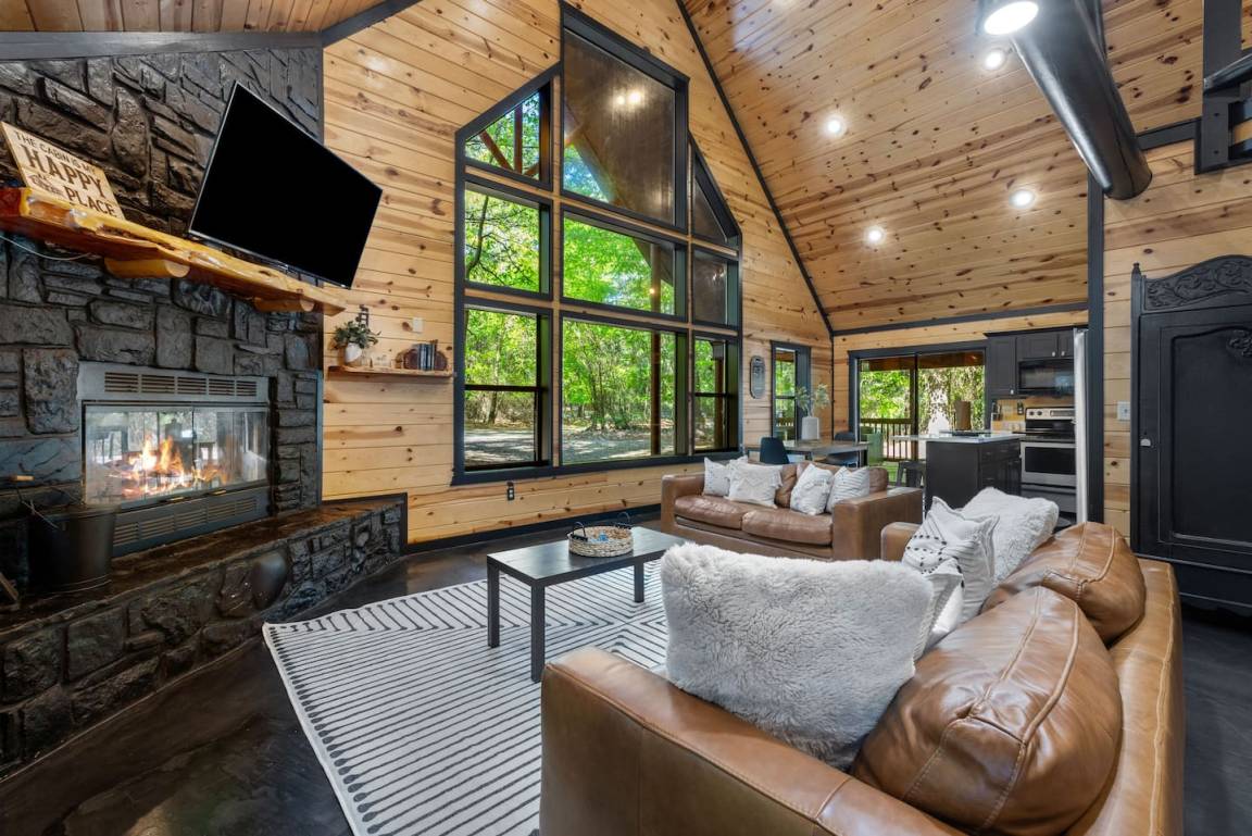 Cabin ∙ 2 Bedrooms ∙ 8 Guests - Hochatown, OK