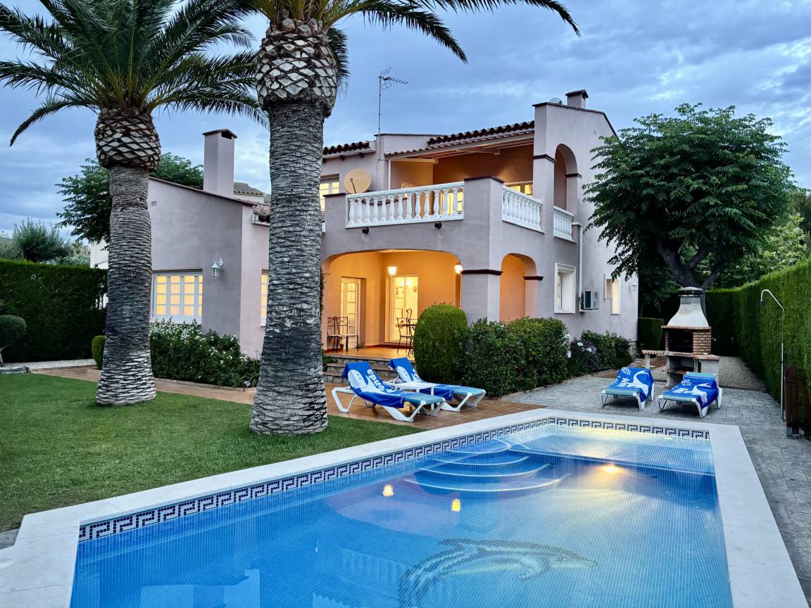220 M² Villa ∙ 4 Bedrooms ∙ 8 Guests - Miami Platja