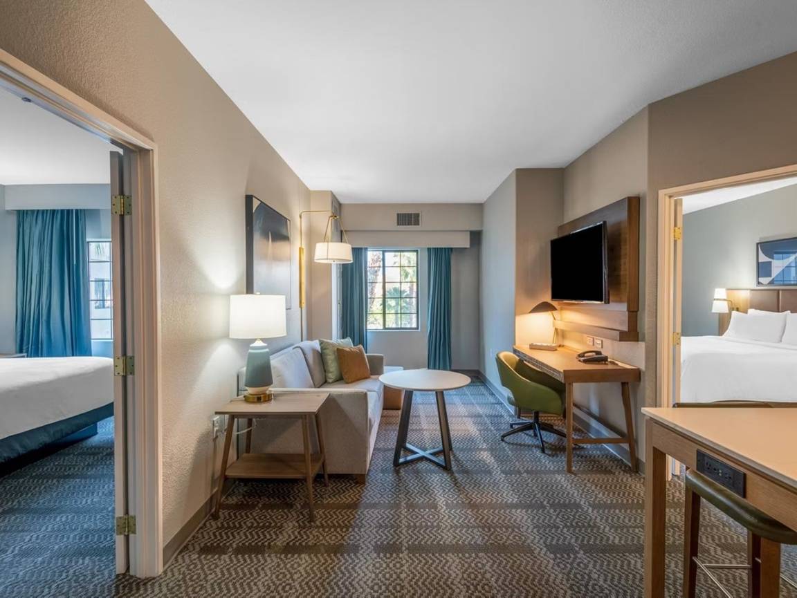 Hotel ∙ 2 Bedrooms ∙ 6 Guests - Glendale, AZ