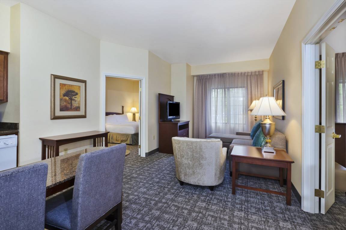 Condo ∙ 2 Bedrooms ∙ 6 Guests - Lansing, MI