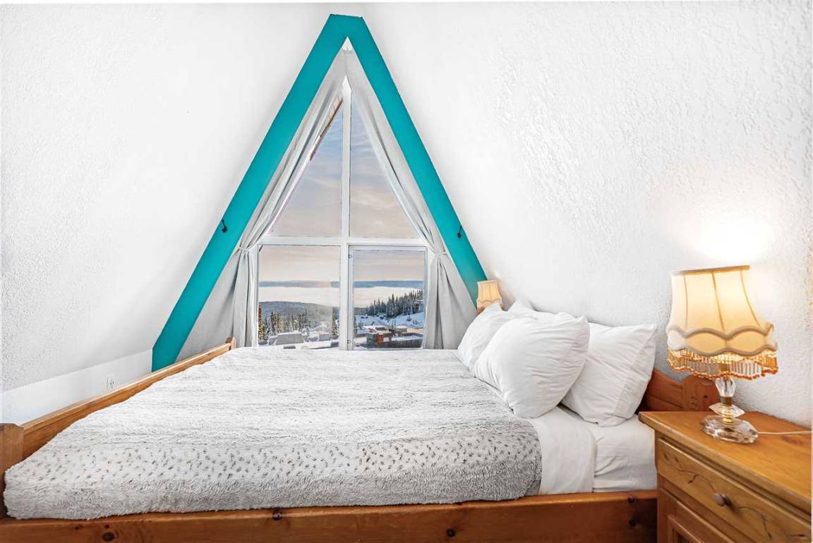 Hotel ∙ 3 Bedrooms ∙ 10 Guests - British Columbia