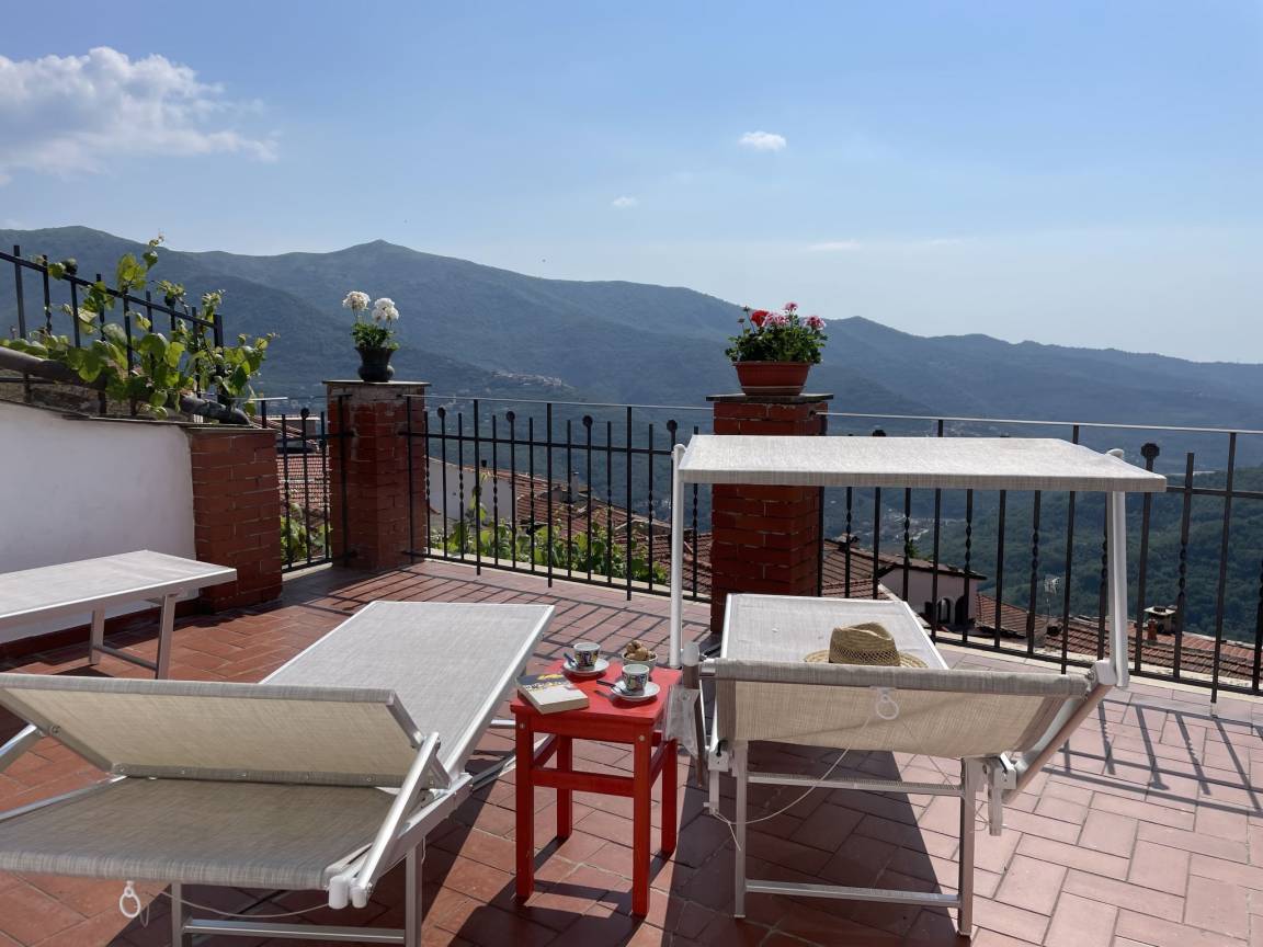 85 M² Ferienhaus ∙ 2 Schlafzimmer ∙ 6 Gäste - Dolcedo