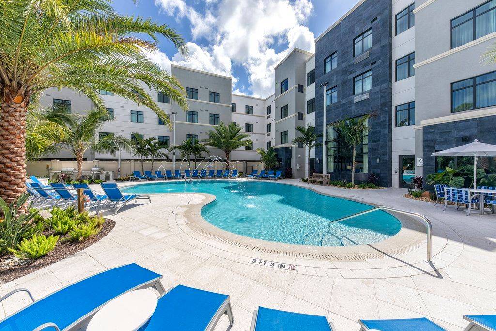 228 M² Hotel ∙ 2 Bedrooms ∙ 9 Guests - Naples, FL