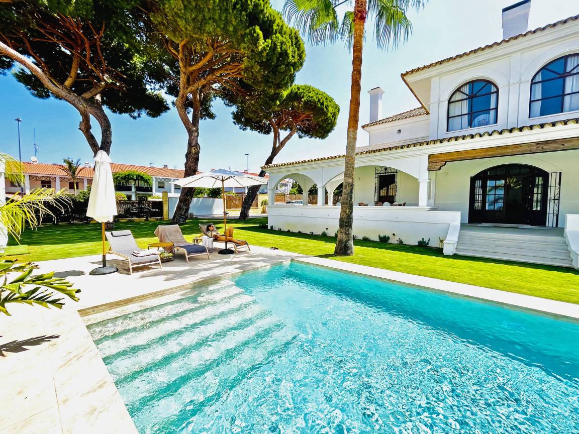 1500 M² Villa ∙ 7 Habitaciones ∙ 16 Huéspedes - Chipiona