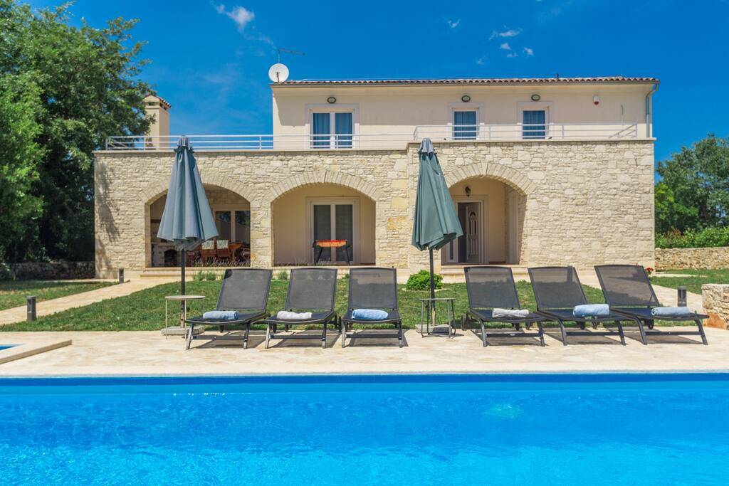 200 M² Villa ∙ 3 Bedrooms ∙ 6 Guests - Bale