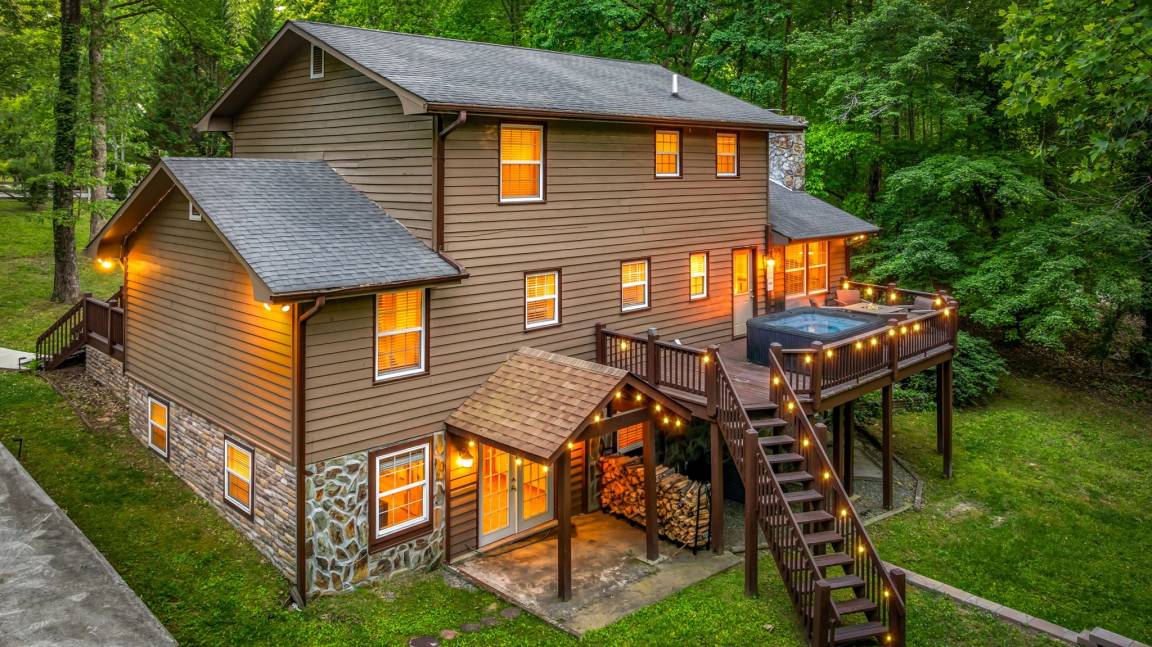 Cabin ∙ 4 Bedrooms ∙ 8 Guests - Blue Ridge Lake, GA
