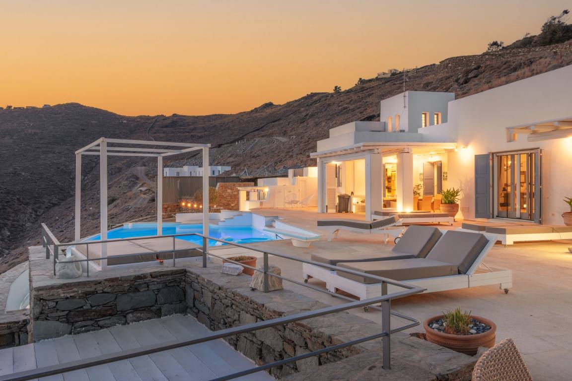 750 M² Villa ∙ 8 Bedrooms ∙ 22 Guests - Greece