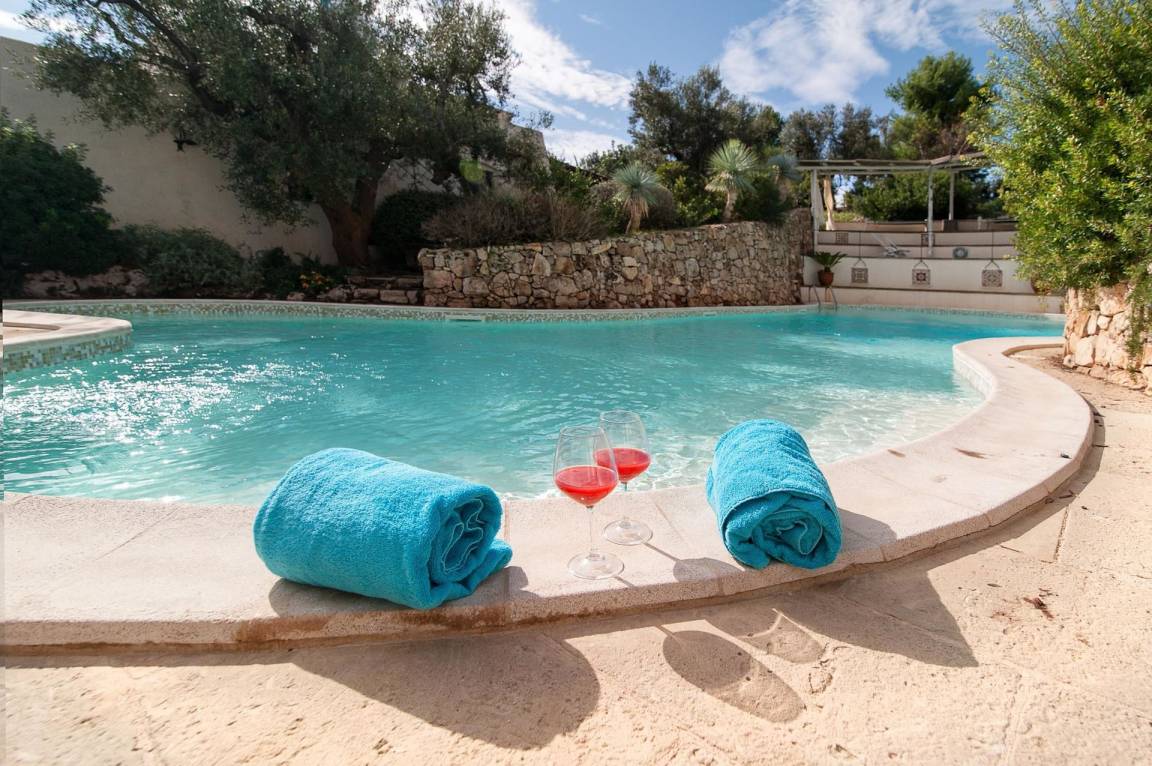 Confortevole hotel a Racale con piscina condivisa
