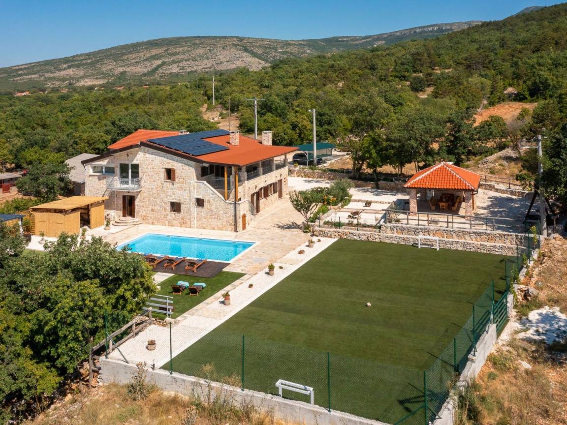 330 M² Casa ∙ 5 Habitaciones ∙ 4 Huéspedes - Knin