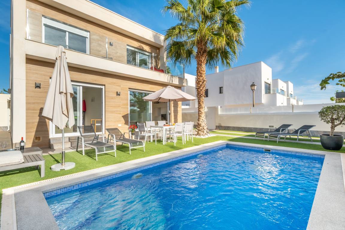 105 M² Villa ∙ 3 Bedrooms ∙ 6 Guests - Los Alcázares