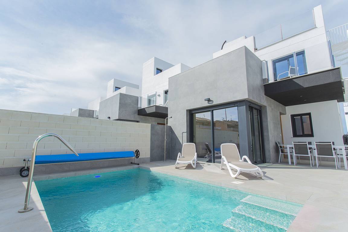200 M² Villa ∙ 4 Chambres ∙ 8 Personnes - Cabo Roig