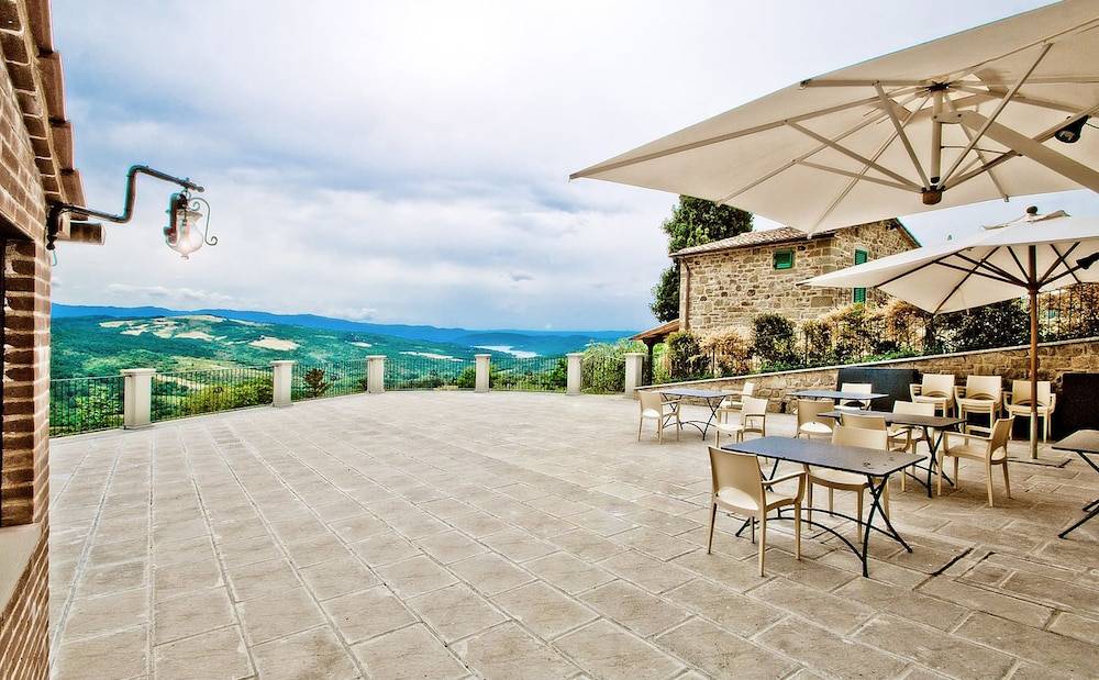 Casale a Caprese Michelangelo con piscina, barbecue e giardino