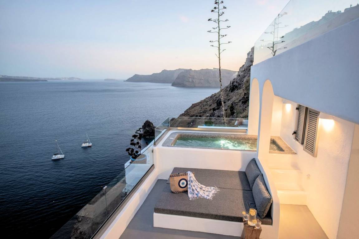 Villa ∙ 2 Bedrooms ∙ 5 Guests - Santorini