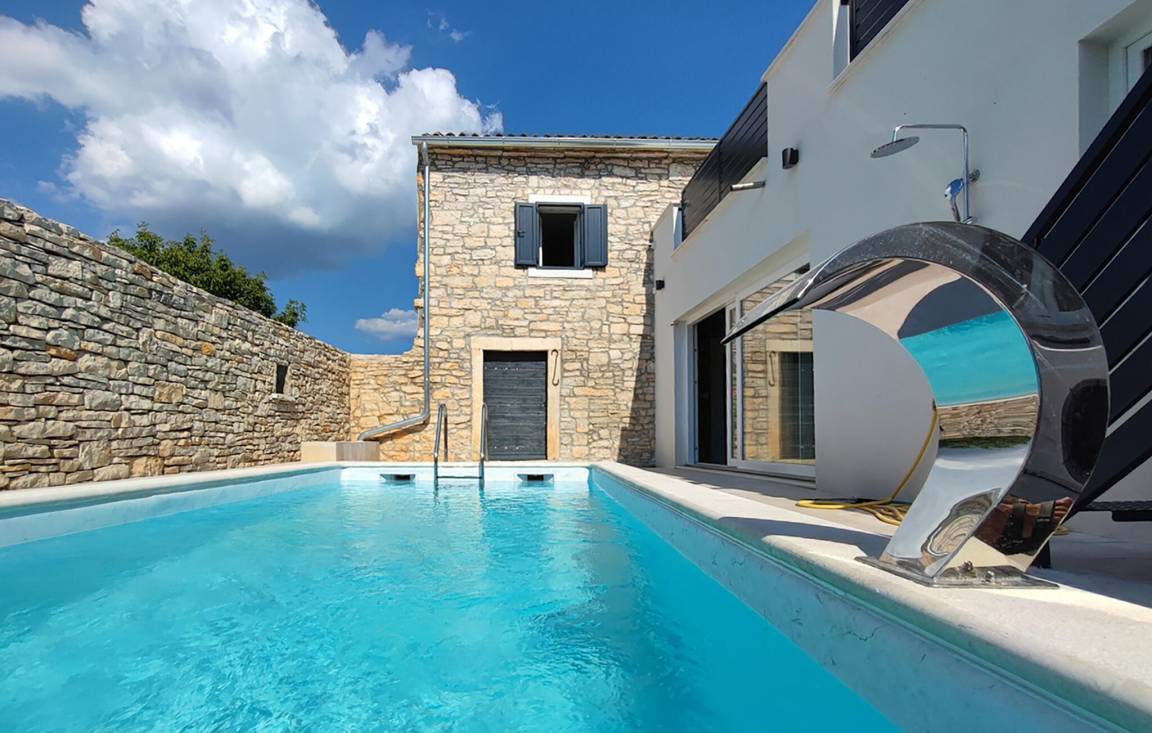 200 M² House ∙ 2 Bedrooms ∙ 4 Guests - Bale