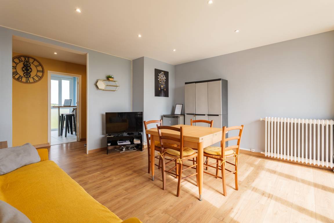 77 M² Apartment ∙ 3 Bedrooms ∙ 6 Guests - Beauvais