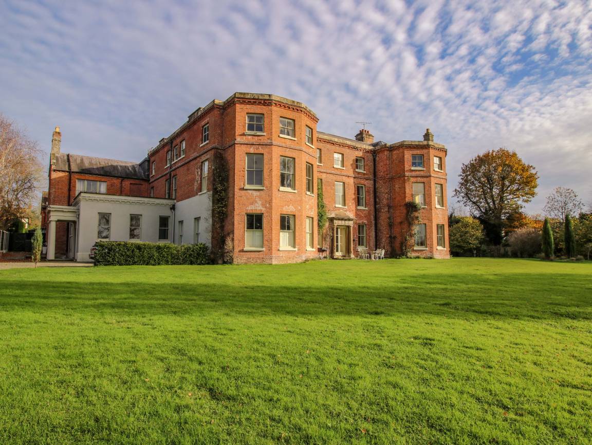 Cottage ∙ 10 Bedrooms ∙ 20 Guests - Herefordshire