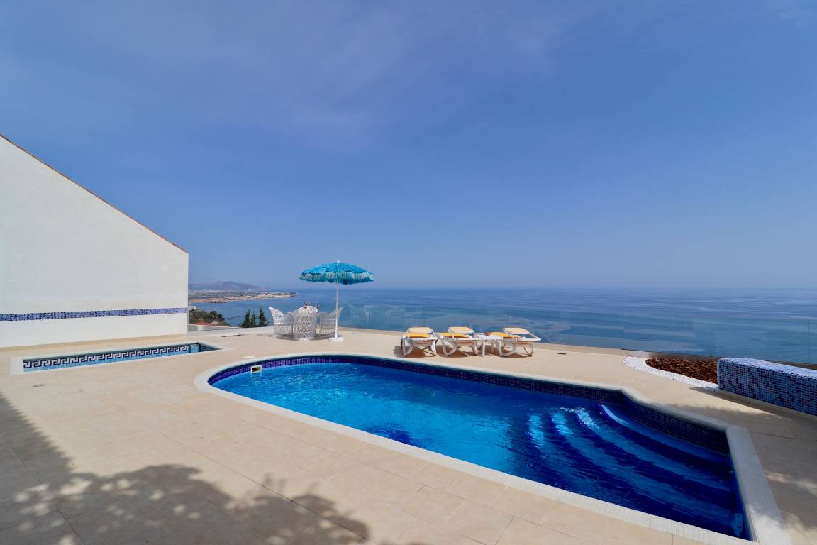 260 M² Villa ∙ 4 Slaapkamers ∙ 8 Gasten - Salobreña